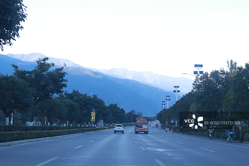 云南大理山间日照金山空旷的道路图片素材