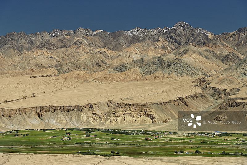 夏天喀喇昆仑山下的绿洲图片素材