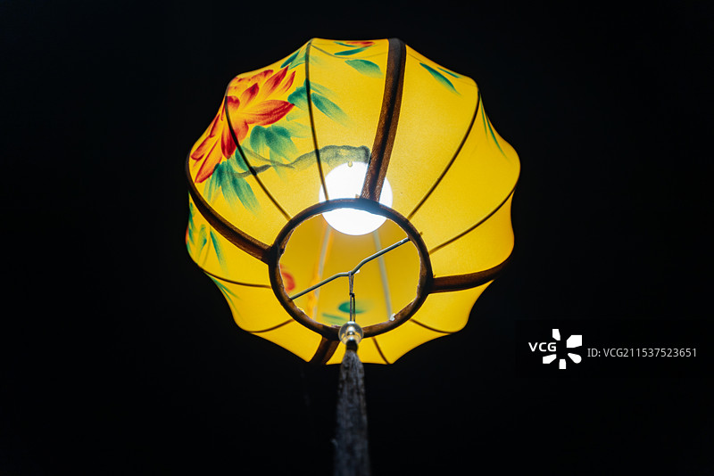 黑色背景下照明设备的低角度视图图片素材