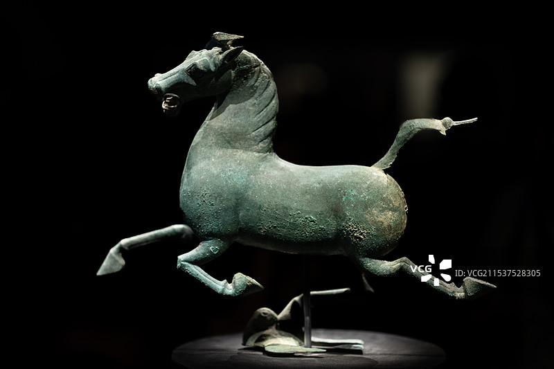 甘肃兰州甘肃省博物馆铜奔马马踏飞燕图片素材