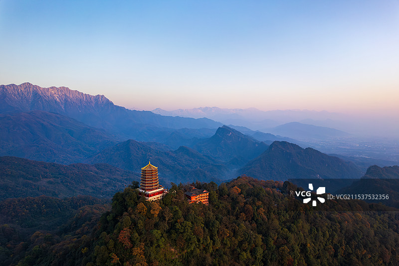 四川成都青城山老君阁冬季下雪雪景和雪山日出航拍图片素材