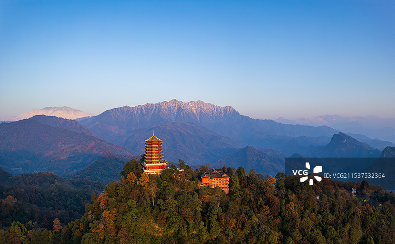 四川成都青城山老君阁冬季下雪雪景和雪山日出航拍图片素材