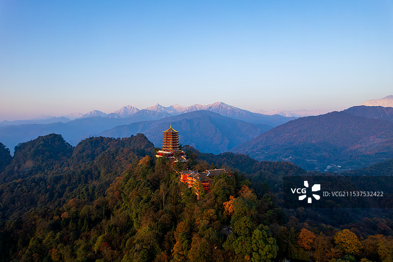 四川成都青城山老君阁冬季下雪雪景和雪山日出航拍图片素材