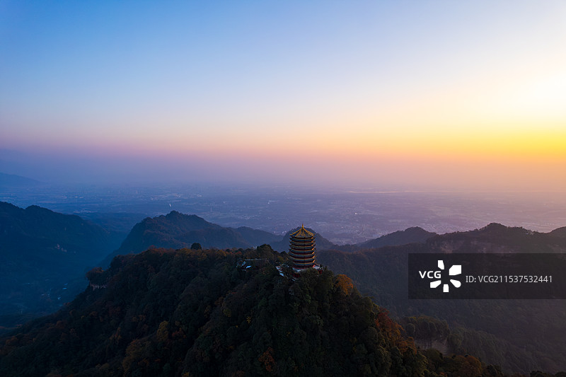 四川成都青城山老君阁冬季下雪雪景和雪山日出航拍图片素材