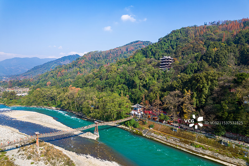 成都都江堰景区秦堰楼安澜桥和冬季红叶白昼航拍图片素材