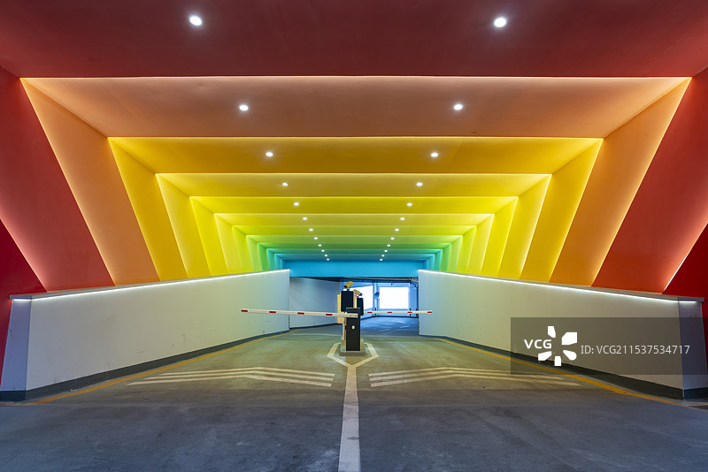 彩色霓虹灯光的地下的车库入口图片素材