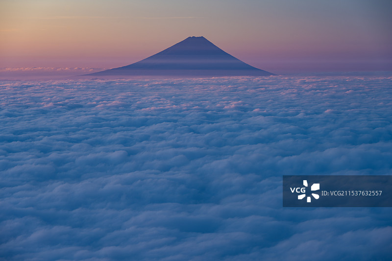 美丽的富士山景观，位于日本山梨县图片素材