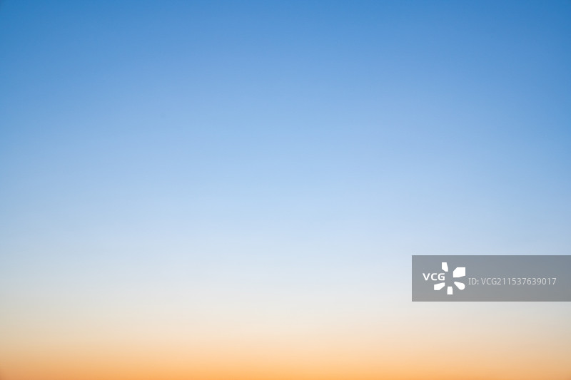 渐变色的黄昏天空图片素材