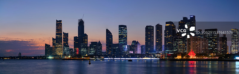 青岛城市天际线蓝调时刻图片素材