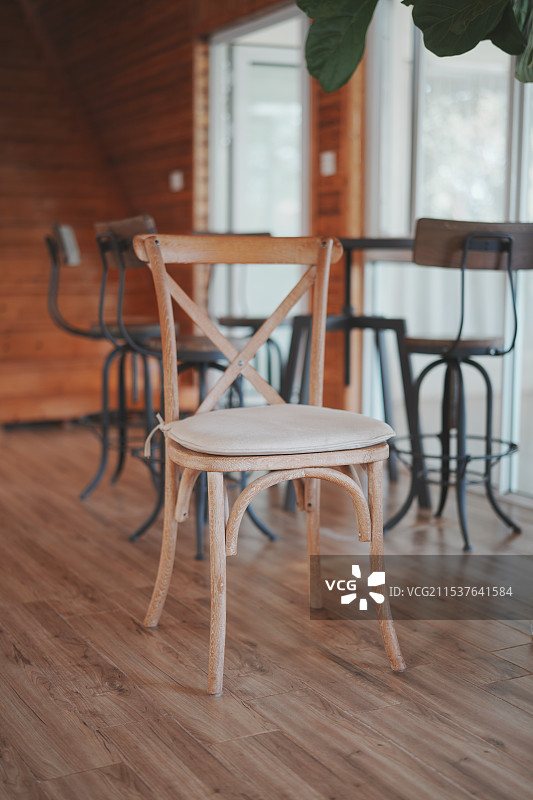 房间内的木质椅子特写图片素材