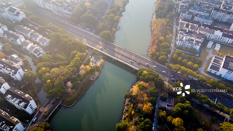 苏州秋天色彩斑斓的外城河岸图片素材