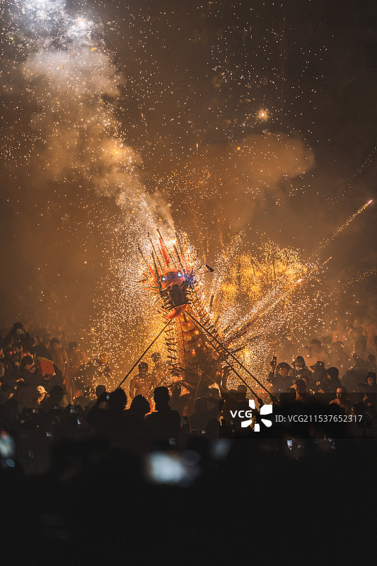 广东梅州丰顺埔寨烧火龙图片素材