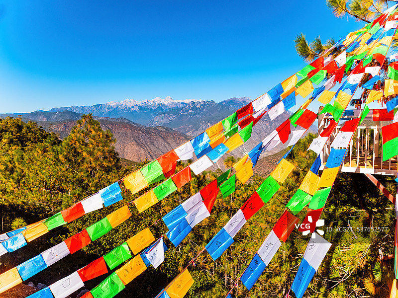 藏族祈福风中飘动的经幡风马旗图片素材