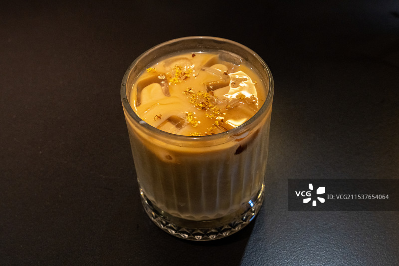 黑色背景下的桂花拿铁冰咖啡特写图片素材