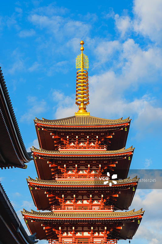 蓝天下清晨阳光中的日本东京浅草寺五重塔与宝藏门屋檐图片素材