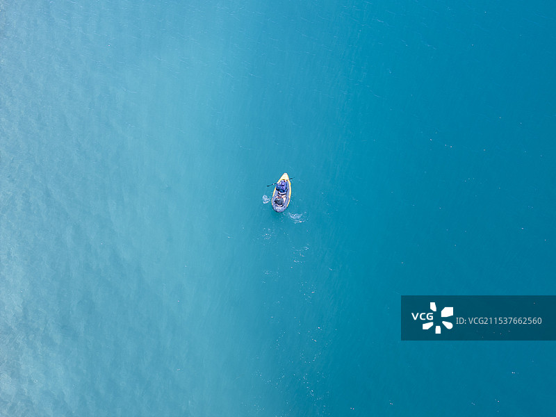 蓝色湖面的皮划艇图片素材