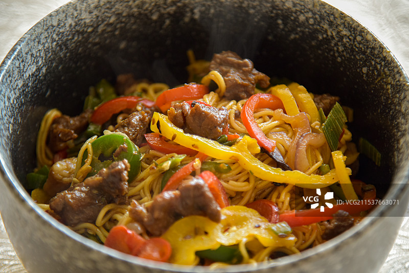 家常孜然羊肉炒面图片素材