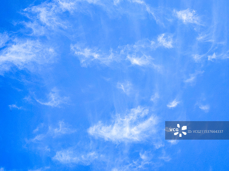 蓝天云层的低角度视图纯净蓝色背景图自然风光概念图片素材