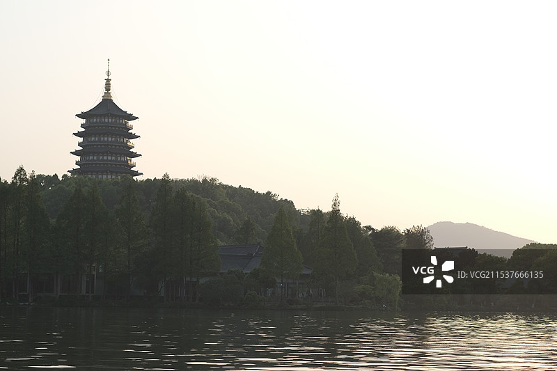 雷峰塔附近西湖落日剪影图片素材