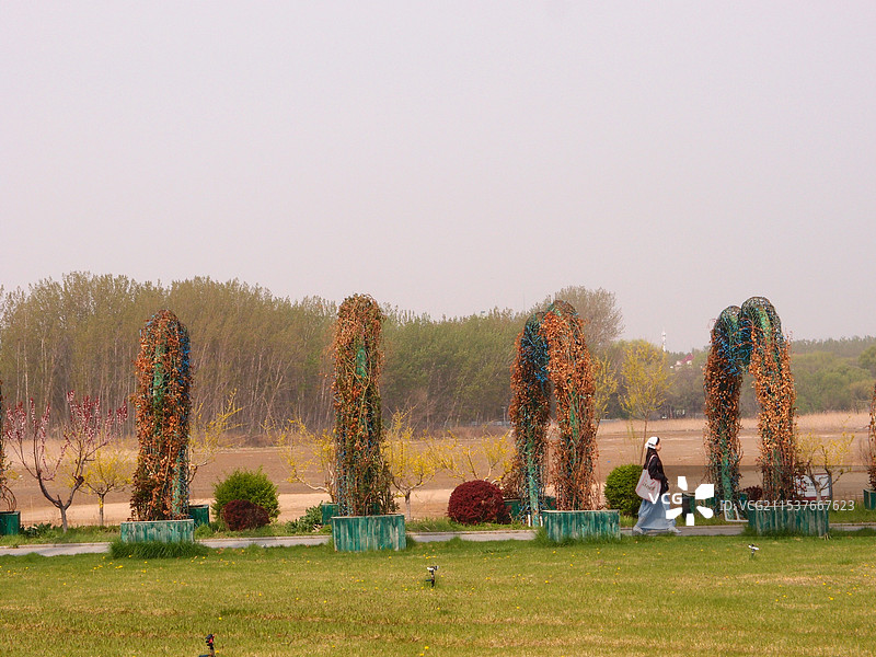 北戴河2024 穿过花廊的女人图片素材