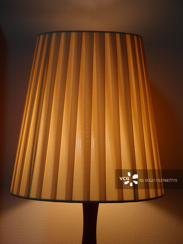 北戴河2024  金黄色光线台灯图片素材