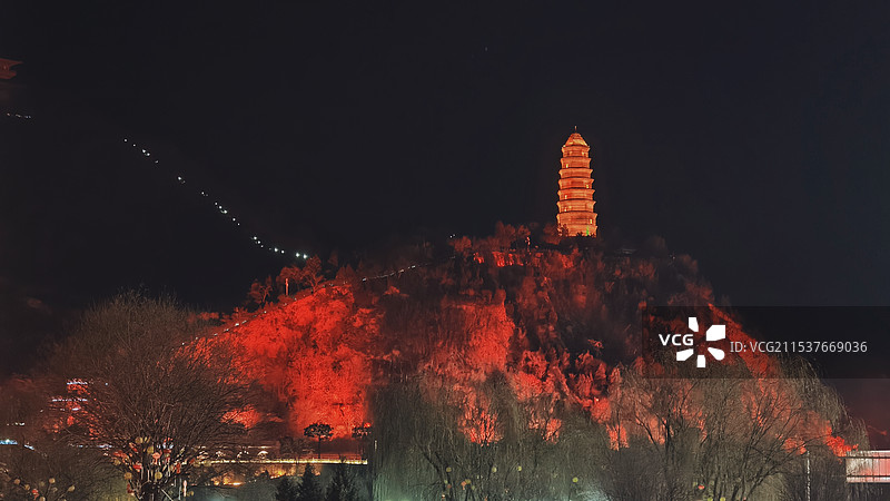 红色延安金色宝塔(图中色彩为景区灯光照射夜景效果无后期调色)图片素材