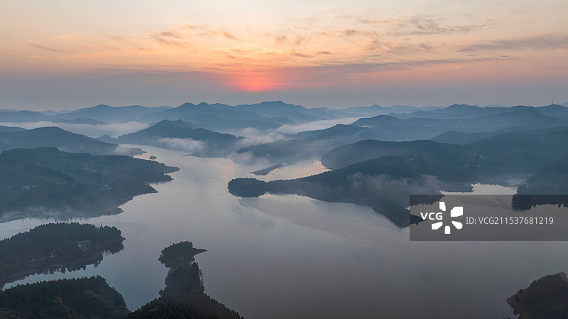 晨曦中的四川仁寿县黑龙滩水库似一幅水墨画图片素材