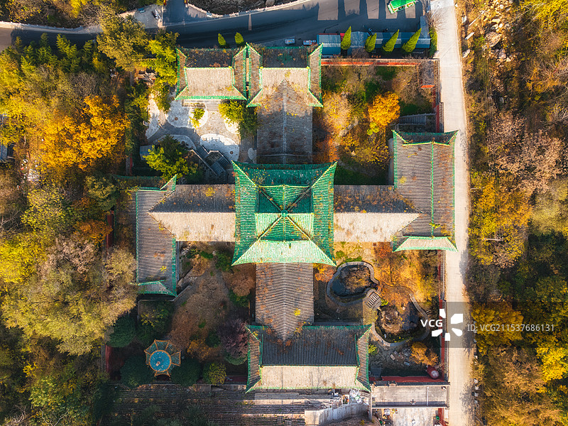 河南，郑州市，登封市，嵩山少林寺，佛教卍字符号建筑，世界文化遗产，5A级旅游景区，屋顶，秋景，航拍图片素材