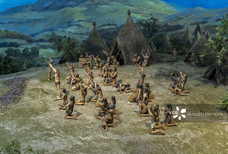 辽宁省博物馆“史前时期”展：查海氏族聚落生活场景—查海遗址聚落居住区外挖环壕，内房址排列密集有序图片素材