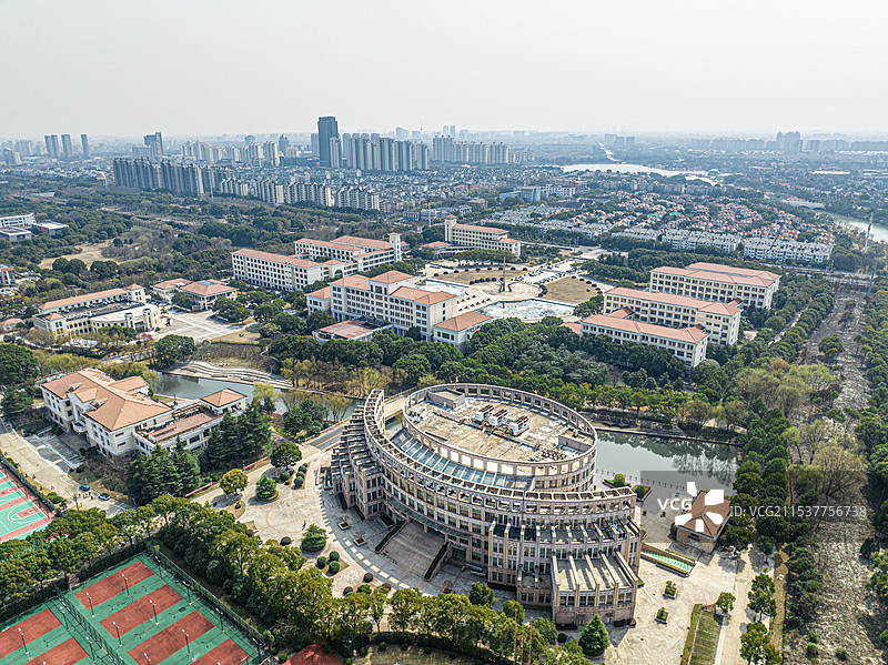 上海市松江区上海立信会计金融学院校园环境航拍视角图片素材