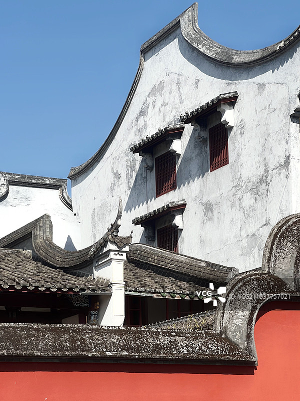 蓝天下林阳寺红墙与白墙图片素材