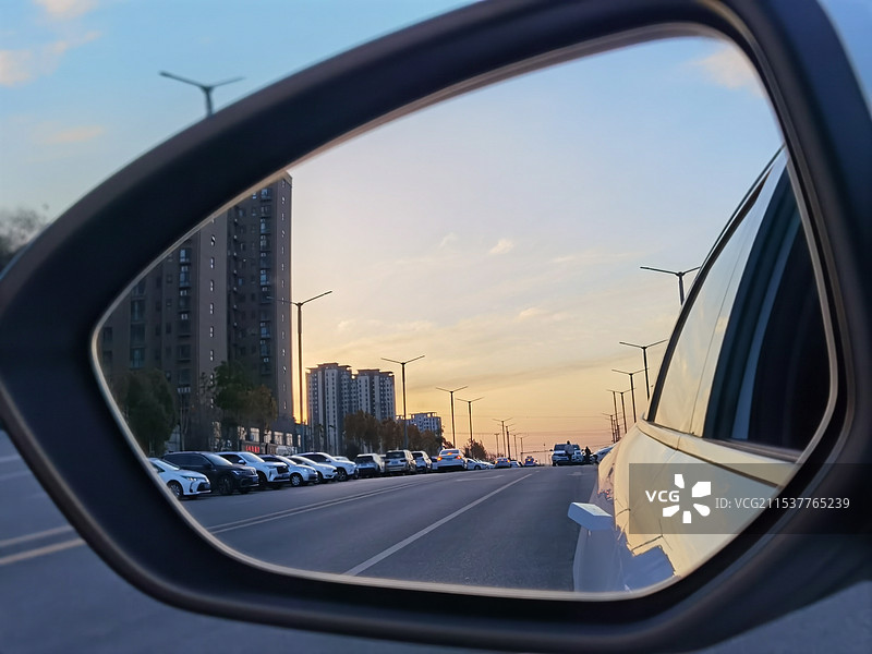 后视镜里的城市风光图片素材
