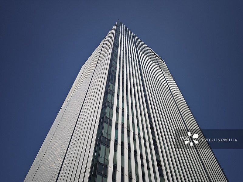 纵向城市：上海漕河泾中心 漕河泾开发区超高层写字楼 建筑外立面竖直条纹设计图片素材