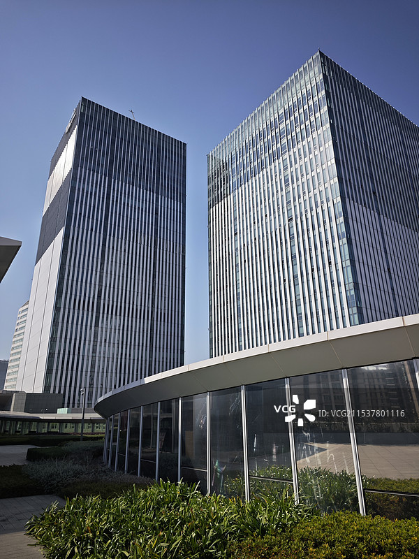 纵向城市：上海漕河泾中心 漕河泾开发区超高层写字楼 建筑外立面竖直条纹设计图片素材