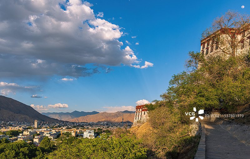 夕阳余晖中的布达拉宫图片素材