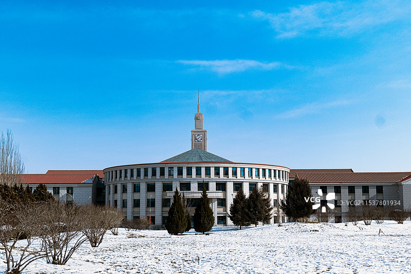 冬季蓝天下的建筑景观兰州大学图片素材