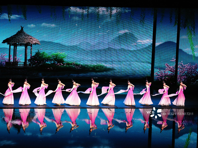 谁持彩练当空舞（西安千古情剧照）图片素材