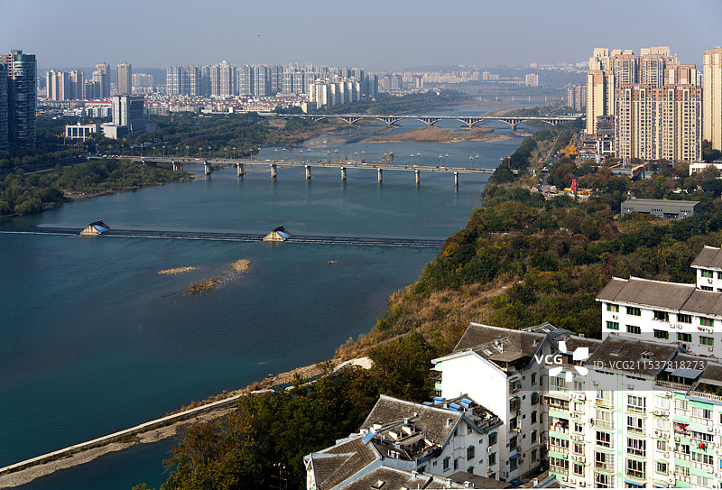 绵阳市龟山之巅越王楼上观（嘉陵江最大支流）涪江两岸风光图片素材