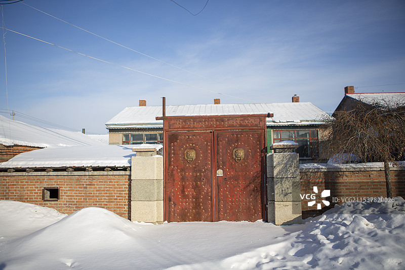 东北农村一户农舍小院子下雪图片素材