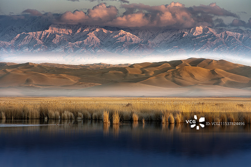 阿尔金山和库姆塔格沙漠图片素材