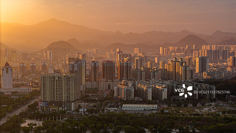 金色夕阳洒英德图片素材
