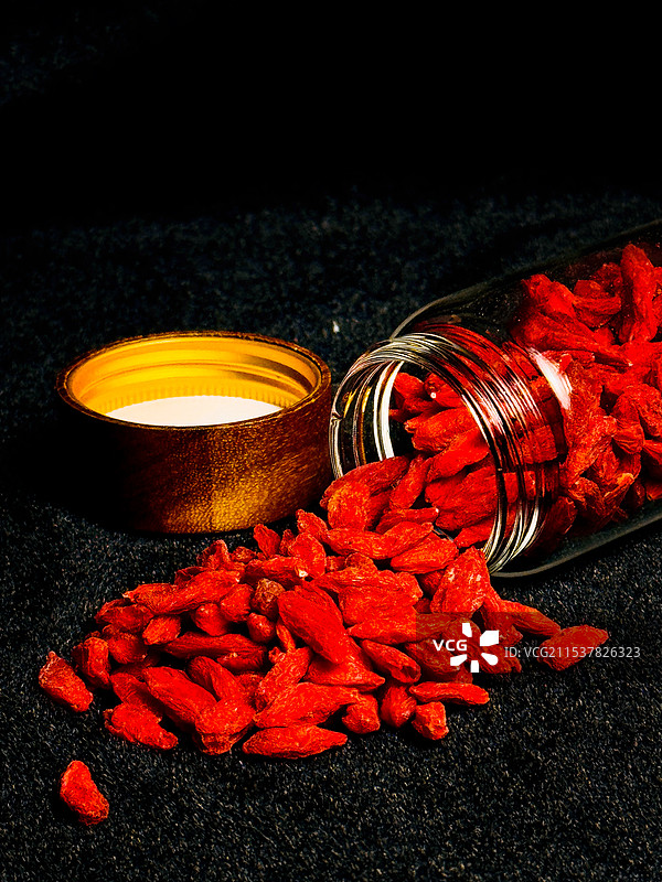 桌子上罐子里的枸杞特写镜头图片素材