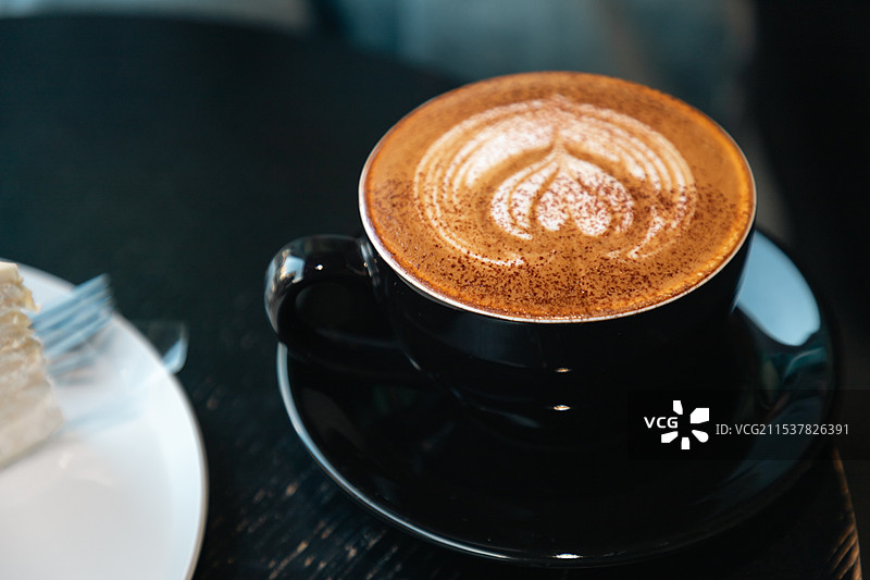 桌上卡布奇诺的高角度视图图片素材