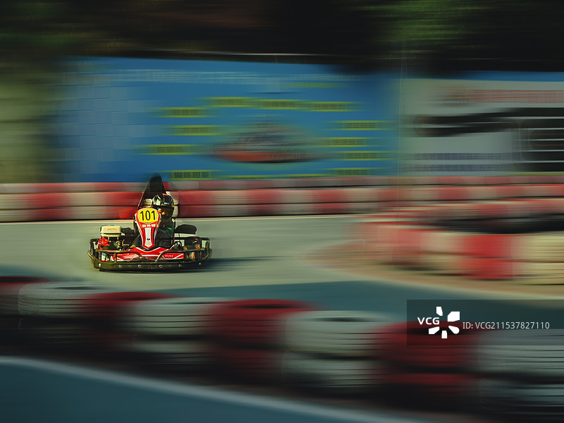《小小赛车手》图片素材