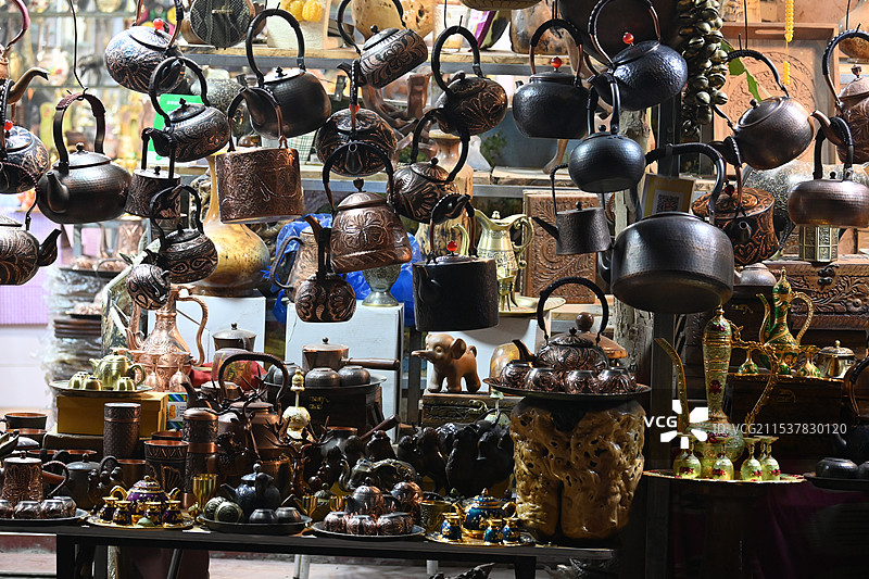 店内出售的各种装饰物品的特写镜头图片素材