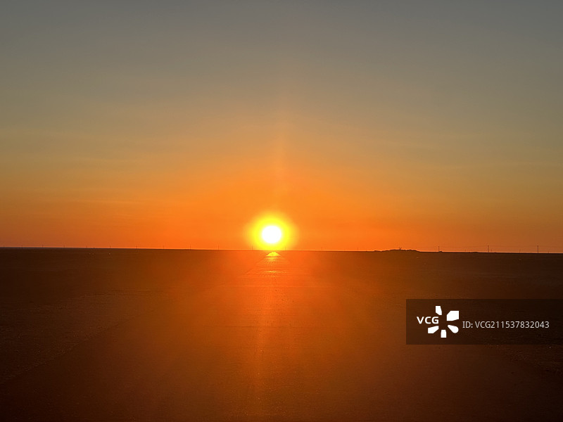 日落时天空映衬的剪影景观图片素材