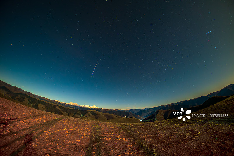 贡嘎群山与火流星图片素材