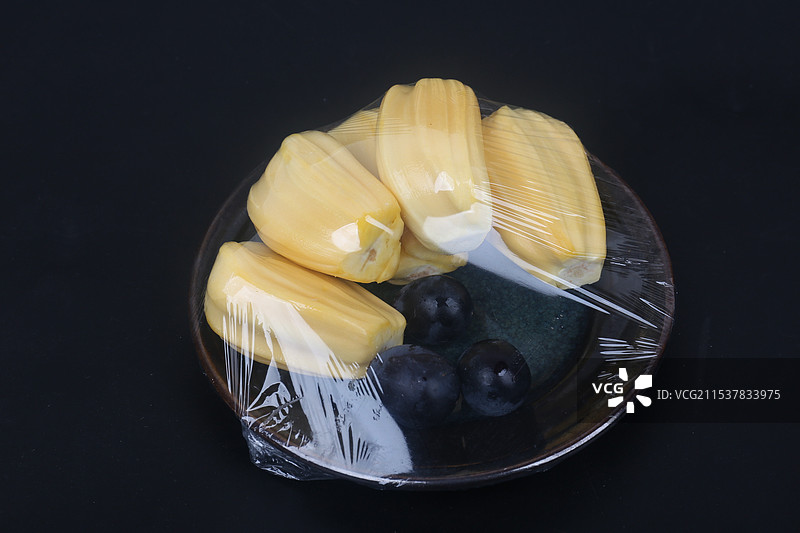 黑色背景上的水果和食品保鲜膜图片素材