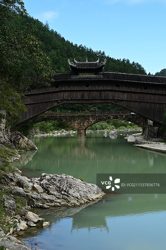 浙江丽水庆元横跨在青山绿水间的县级文物保护廊桥濛淤桥图片素材