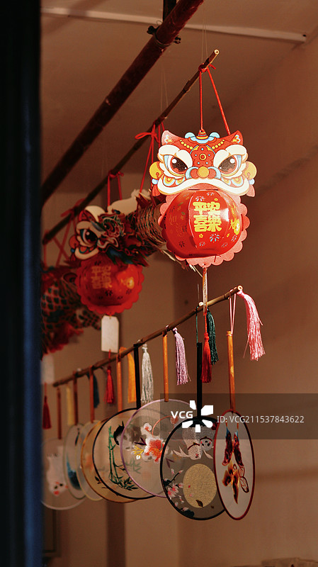 中秋节元宵节传统花灯刺绣团扇图片素材